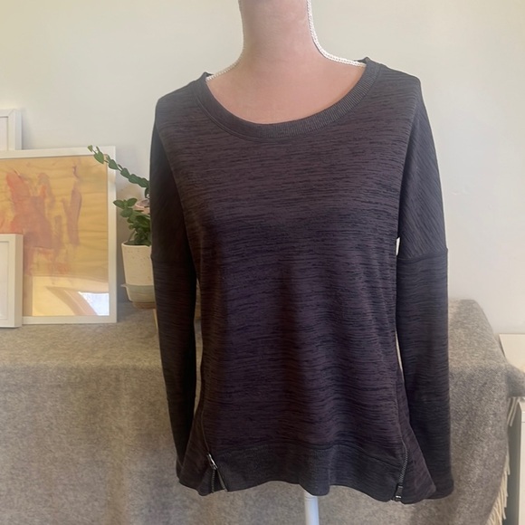 Athleta Blissful Shark-Bite Sweatshirt in Shale Heather (charcoal gray) Sz M. - Picture 2 of 9
